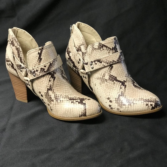 Fergalicious by Fergie, snake print booties - Picture 2 of 6